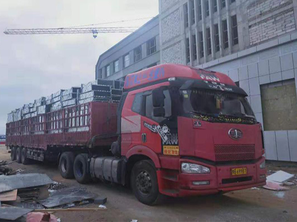 图为风管进场